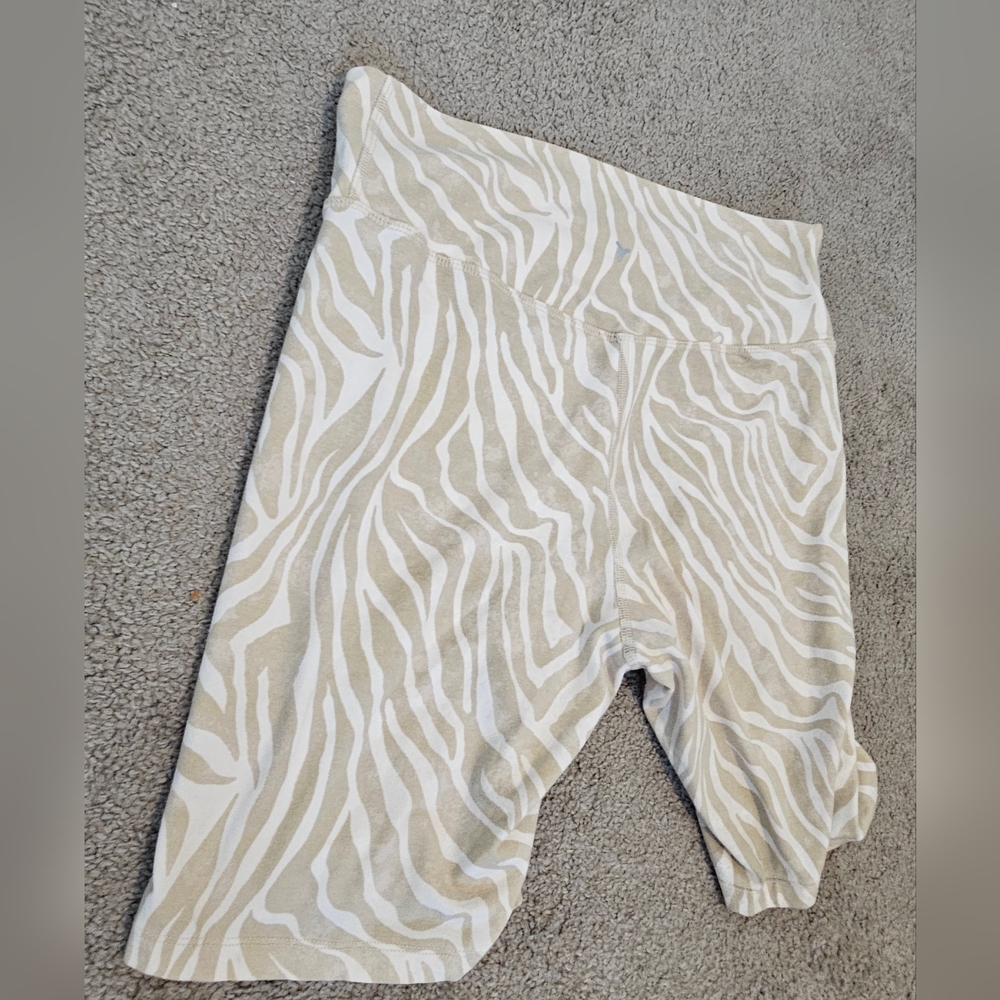 Old Navy Active Zebra Print Bike Shorts in Cream and Tan